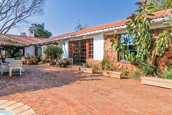 For Sale: House on Thatchfield Close with pool, guest suite, and cottage.