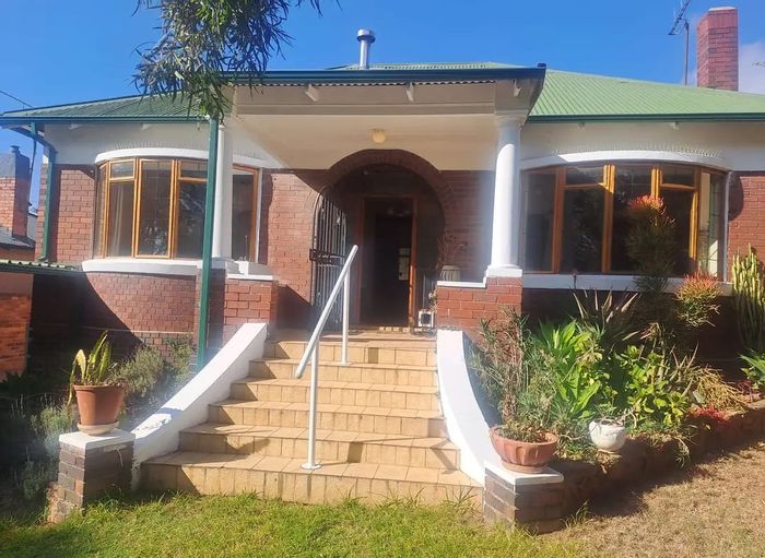 House To Rent in Kensington: 2 Bedrooms, Private Garden, Secure Parking, Pet-Friendly.