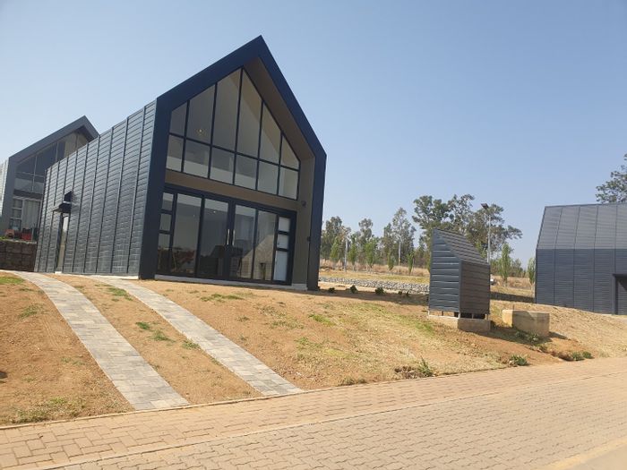 Eco-friendly house for sale at Nooitgedacht 471 with off-grid amenities.