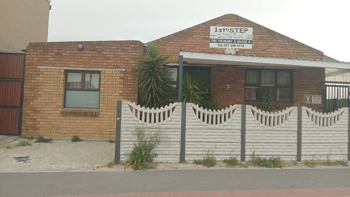For Sale: Versatile 3-Bedroom House in Roosendal, Ideal for Crèche or Family Home.