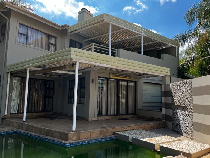 For Sale: House in Caribbean Beach with pool, golf access, and pet-friendly garden.