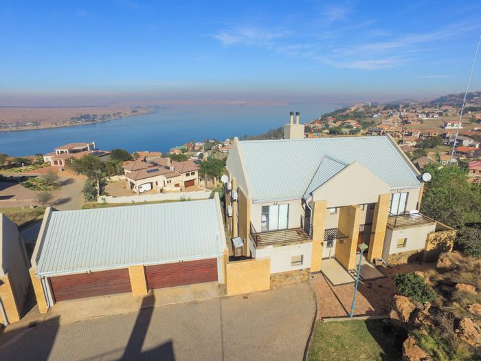 For Sale: House in Bronkhorstbaai with panoramic dam views, 3 bedrooms, 2 garages.