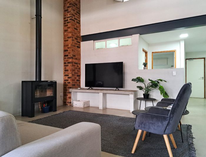 Braamfontein Werf Apartment For Sale: 2 beds, communal park, Airbnb potential.