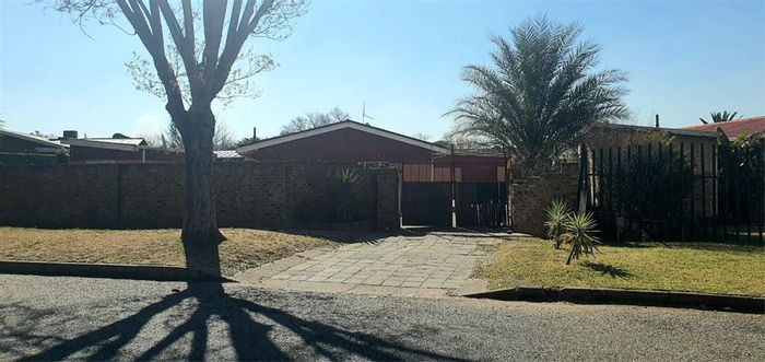 2-Bedroom House in Comet For Sale: Spacious lounge, double garage, staff quarters.