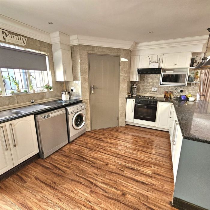 For Sale: House in Parkdene with 3 bedrooms, pool, study, and double garage.