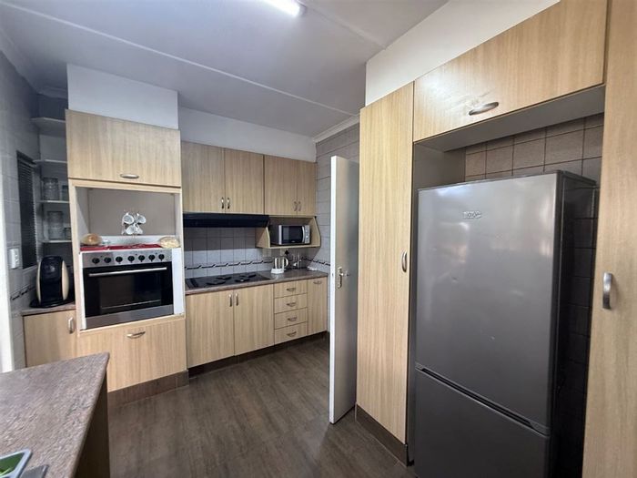 For Sale: House in Freeway Park with 3 bedrooms, pool, and ample parking.