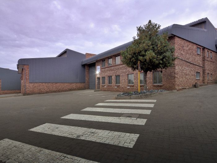 To Rent: 668.48m² industrial unit in Commercia, prime location with easy N1 access.