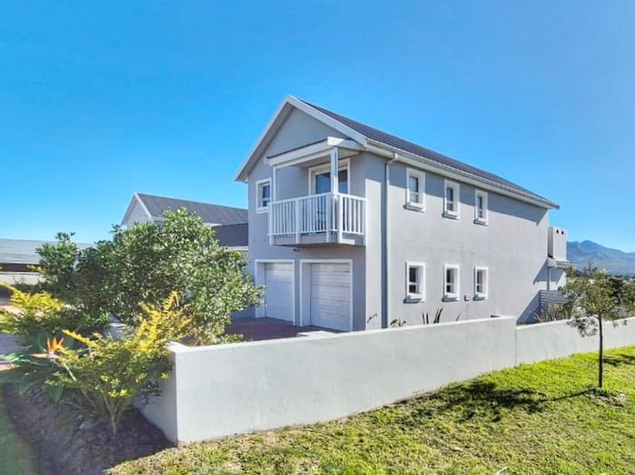 Kraaibosch House For Sale: 3 bedrooms, dual apartments, mountain views, secure estate.