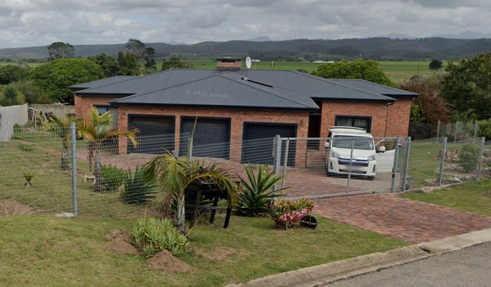 For Sale: Versatile 4-Bedroom House in Fraaiuitsig with Dual-Living Potential.