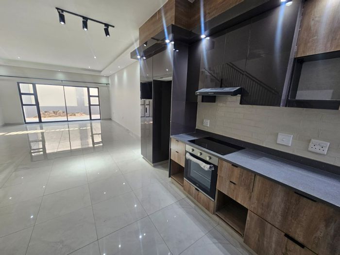 House to Rent in Christoburg: 3 Bedrooms, Open Plan Living, Private Patio, Garage.