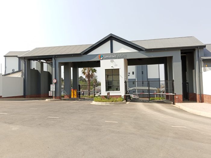 North Riding House For Sale: 3 beds, clubhouse, pool, secure living, great location.