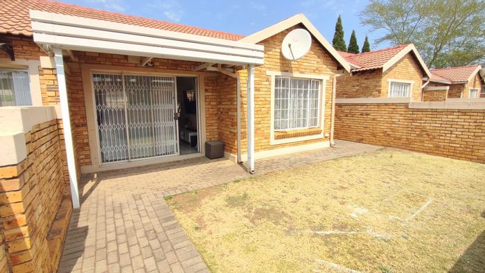 Heuwelsig Estate Townhouse For Sale: 2 beds, 2 baths, security, parks, and convenience.