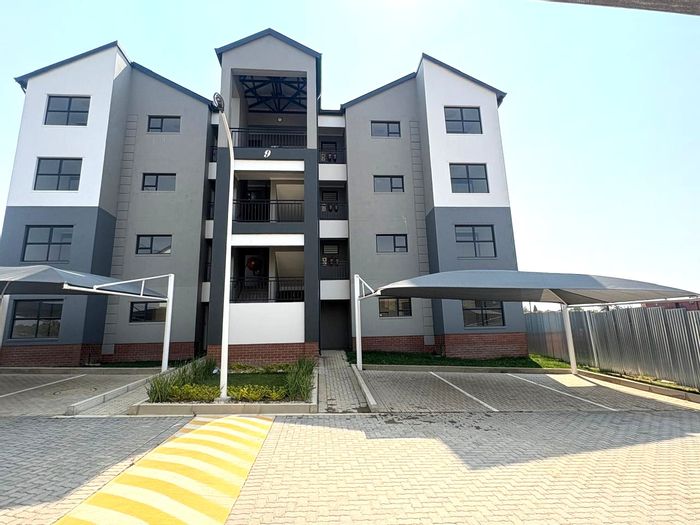 For Sale: 2-Bedroom Apartment in Fourways with clubhouse, gym, pool, and security.