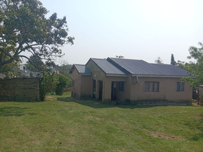 For Sale: Mzingazi House with 2 Bedrooms, Yard, Kitchen, and Lounge.