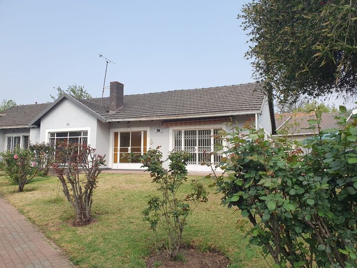 Illiondale House To Rent: 3 Bedrooms, built-in bar, garage, garden service included.