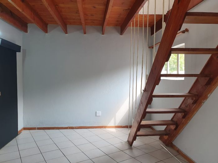 Illiondale Apartment To Rent: Open-plan kitchen, secure parking, water included.