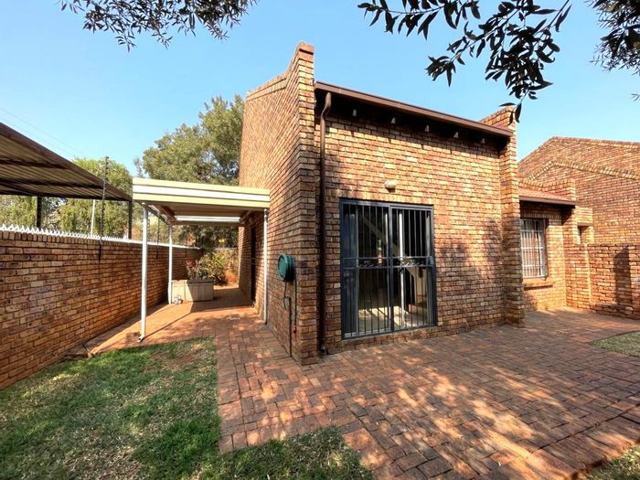 Die Hoewes Apartment For Sale: 3 bedrooms, private garden, garage, pet-friendly.