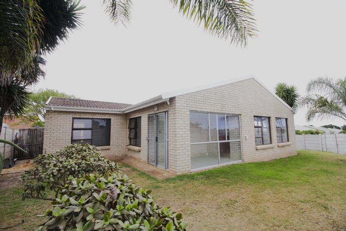 Wavecrest House For Sale: 2 Bedrooms, garage, sunroom, easy-maintenance garden.