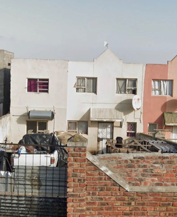 For Sale: 4-bedroom house in Algoa Park with spacious yard and two stories.