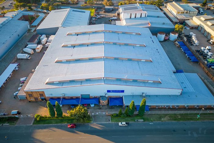For Sale: Industrial property in Aeroton, 8,767m², fully leased with prime access.