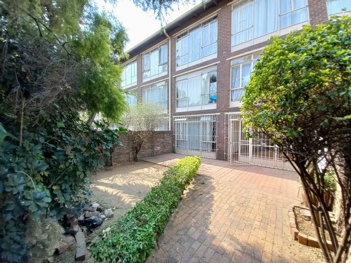 Ravensklip Apartment For Sale: Ground floor, pet-friendly garden, open-plan living.