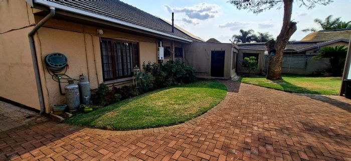 House in Allen Grove To Rent: 3 beds, pool, flat, entertainment area, pet-friendly.