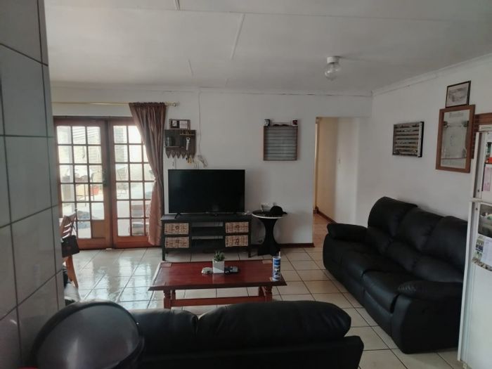 House To Rent in Allen Grove: 1 Bedroom, spacious living, private entrance, ample parking.