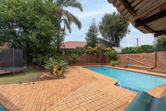 For Sale: Spacious 6-bedroom house in Edleen with pool, study, and entertainment area.