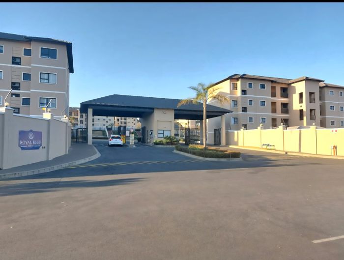 For Sale: 2-bedroom apartment in Lilianton with pool, security, and balcony.