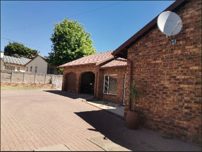 4-Bedroom House To Rent in Norkem Park with Garden, Garage, and Convenient Location.
