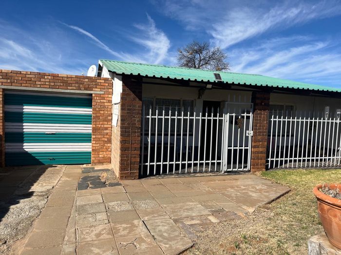 For Sale: 2-Bedroom House in Randlespark with double carport and secured stoep.