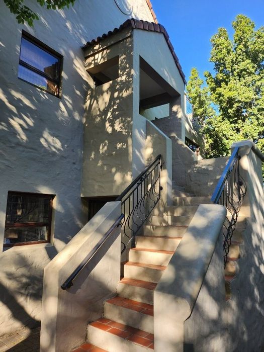 Paulshof Apartment To Rent: 2 Bedrooms, Loft, Pool, Pet-Friendly, Secure Access.