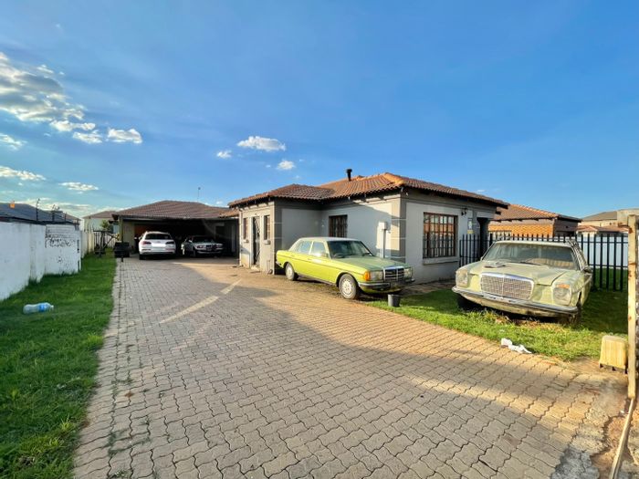 1 Bedroom House to Rent in Aerorand with shared kitchen, carport, and yard.