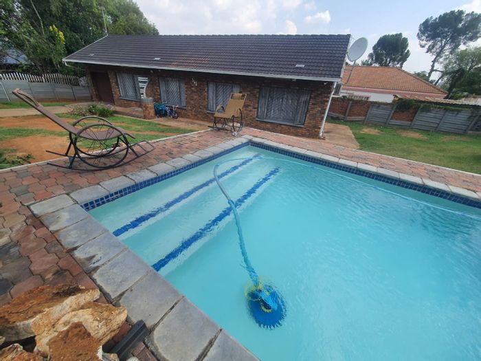 Erasmia House To Rent: 3 bedrooms, pool, garage, secure gated community.