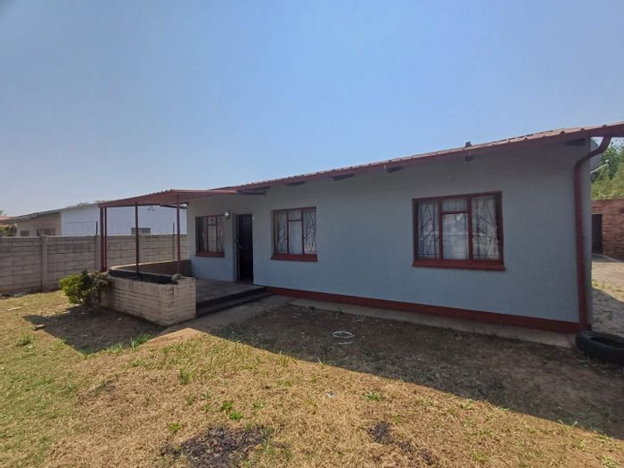 For Sale: House in Randlespark with 3 bedrooms, garage, and pet-friendly garden.