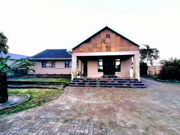 For Sale: Spacious 5-bedroom house in Summerpride with flatlets and large yard.