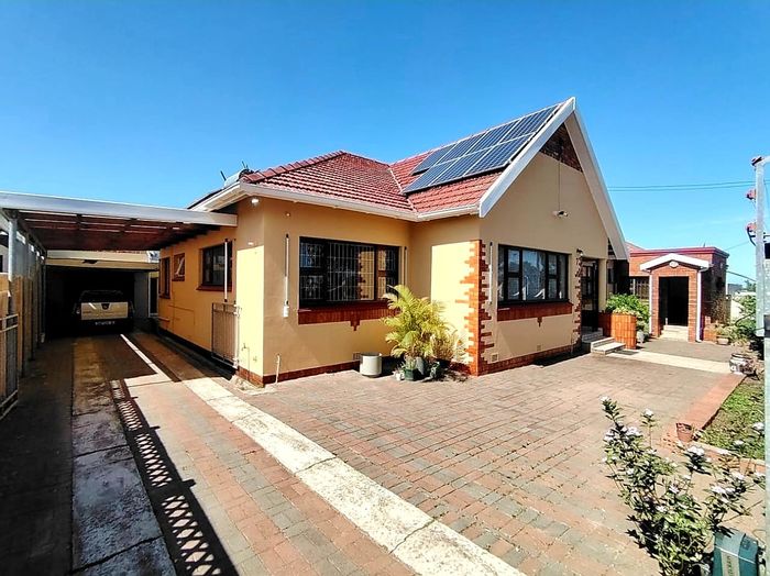 Baysville House For Sale: 6 bedrooms, 2 flatlets, garden, near amenities.