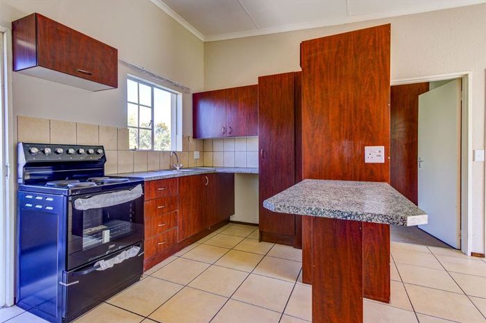 Townhouse for Sale in Norton Park: Pool, two bedrooms, secure parking.