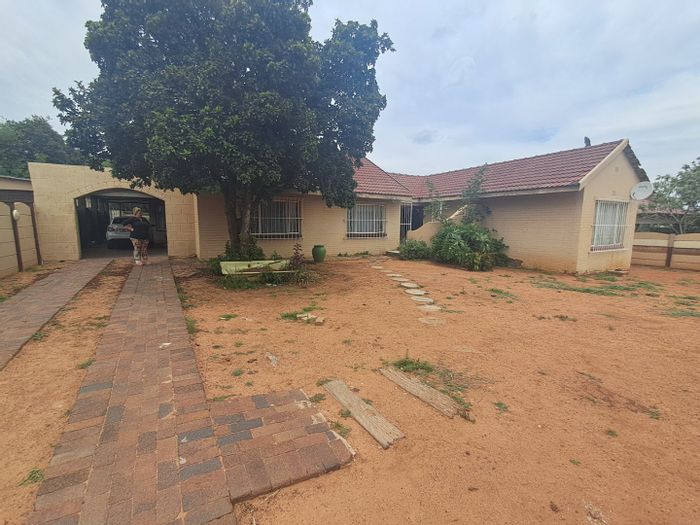 For Sale: House in Roosheuwel with 3 bedrooms, flatlet, and garage parking.