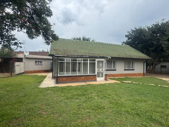 For Sale: House in Stilfontein Ext 1 with flat, double carport, and three bedrooms.