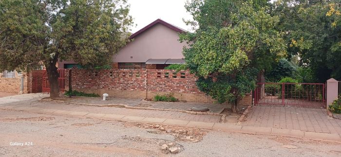 4-bedroom house in Alabama for sale, includes flatlet and 2-car garage.