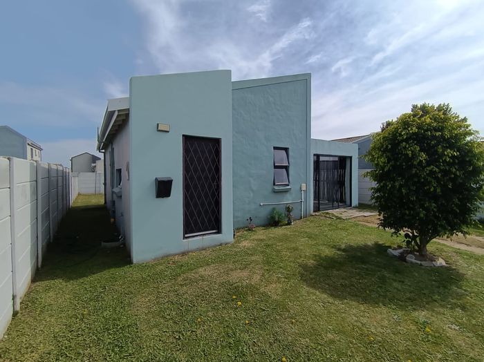For Sale: Townhouse in Parsonsvlei with 2 beds, secure complex, and outdoor space.