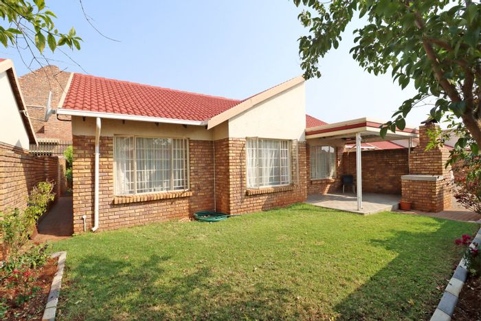 Eldoraigne Townhouse For Sale: 2 Beds, 2 Baths, Double Garage, Pet Friendly.