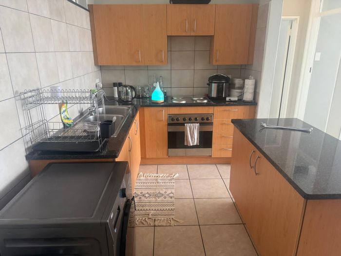 Spacious 1-bedroom apartment with kitchen island, basement parking in Bedfordview Central. To Rent.
