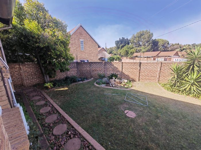 Celtisdal Townhouse For Sale: 3 beds, private garden, secure complex, close to amenities.