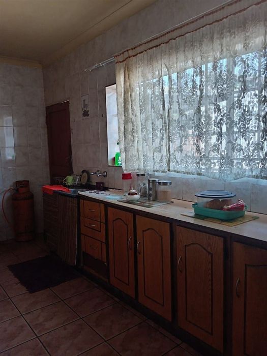 Cresslawn House For Sale: 3 Bedrooms, en-suite, spacious living areas, near schools.