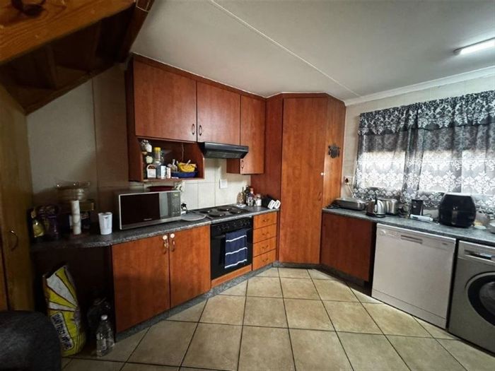 Glen Marais Townhouse For Sale: 3 en-suite bedrooms, pool, ample parking.