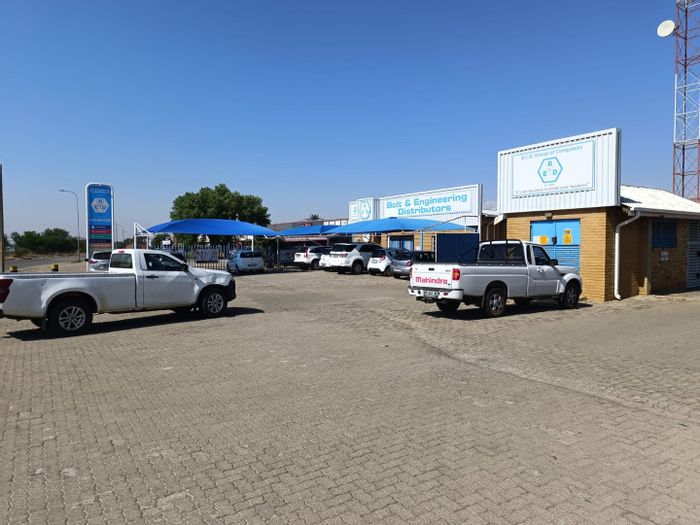 Commercial property for sale in Uraniaville: warehouse, offices, kitchen, and toilets.