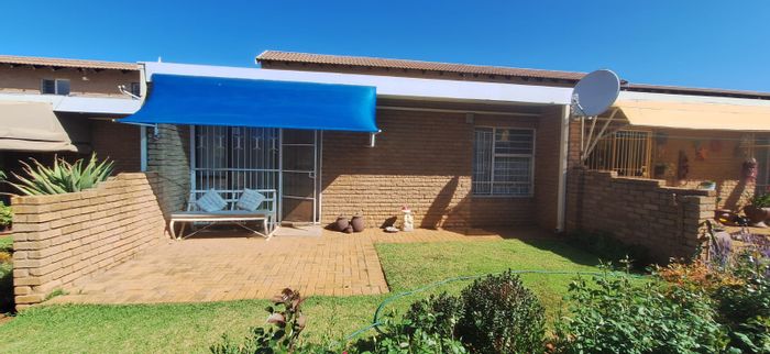 1-Bedroom Apartment For Sale in Oudorp with garage, cleaning, and community events.