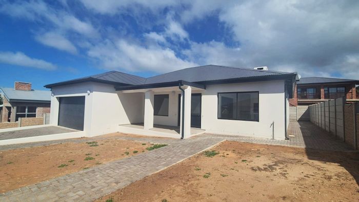 For Sale: House in Stilbaai Wes with 3 beds, open plan living, and garage.